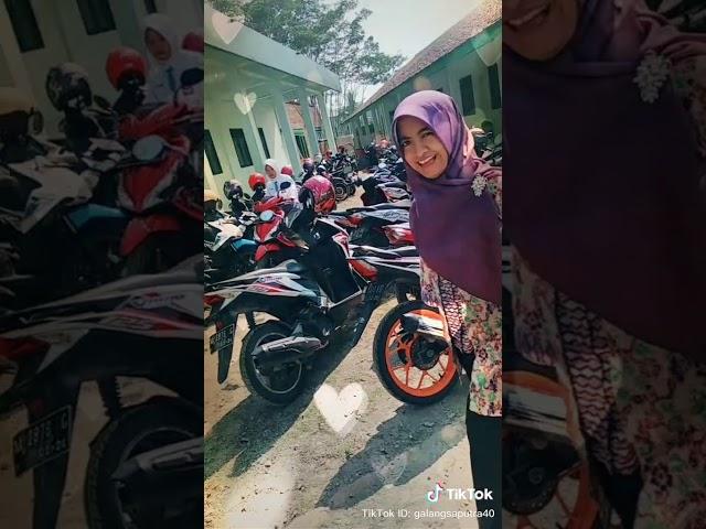 Ibu guru jilbab ungu
