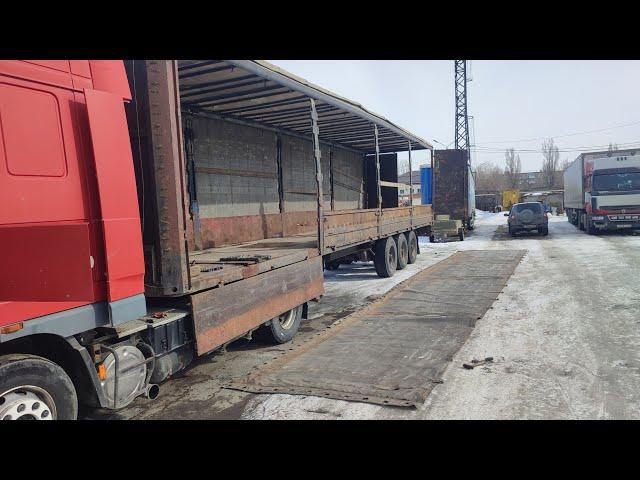 Забрал прицеп из рассрочки. Снимаю тент, пилю надстройку. Варим перемычки. Готовлю бортовой прицеп