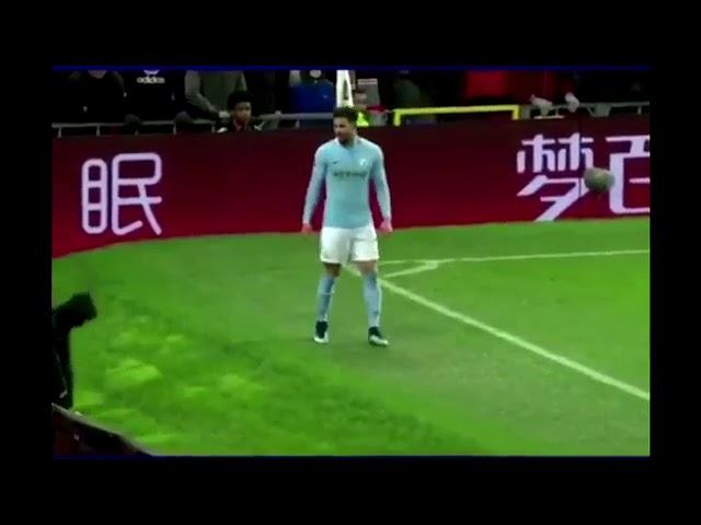 Болл-бой «МЮ» издевается над Кайлом Уокером!