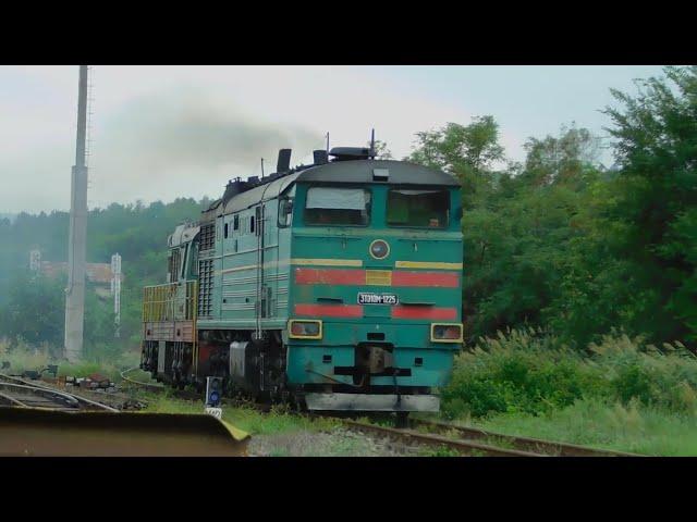 Locomotive 3ТЗ10M-1225 and ЧМЗ3-3217 of the state company CFM shunting through Cristești Jijia