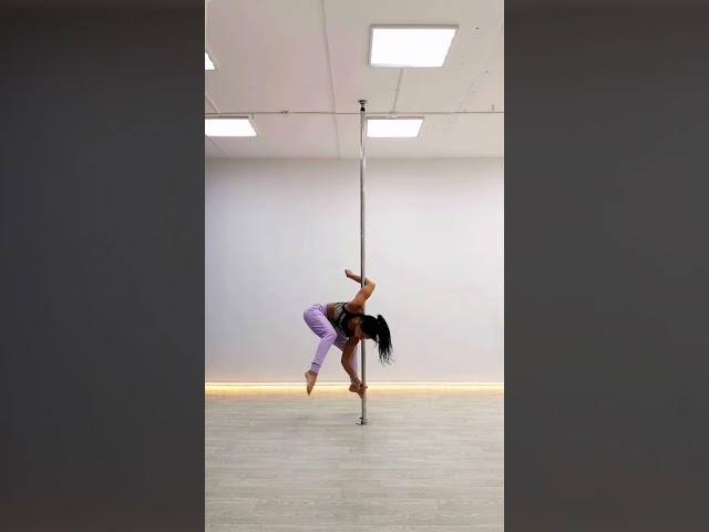 силовая на пилоне в Pole-dance