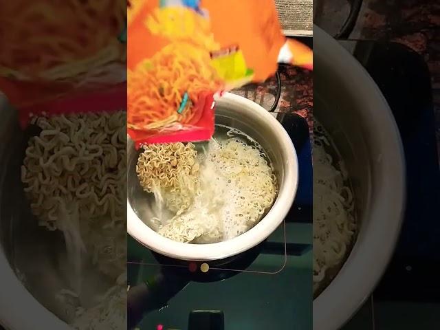 #shorts #shortsvideo #youtube shorts #viralvideo #yippee noodles recipe #kitchen's life with shalini