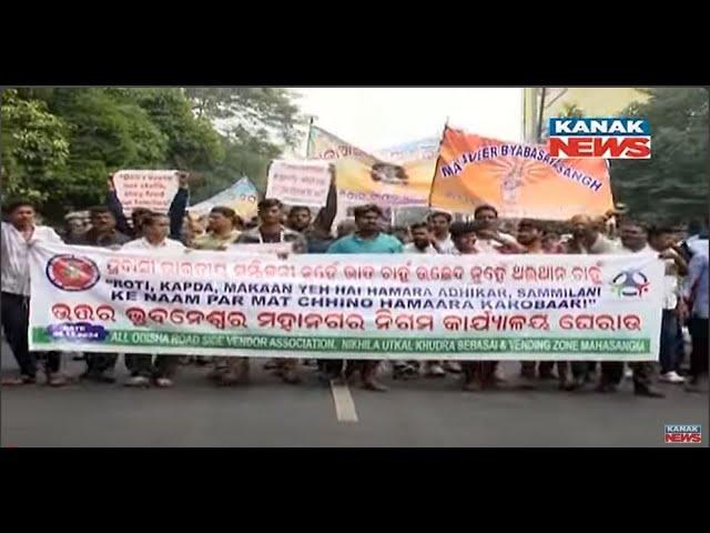 Street Vendors Protest Against BMC & BDA Eviction Policy In Bhubaneswar,  Office Gheraoed