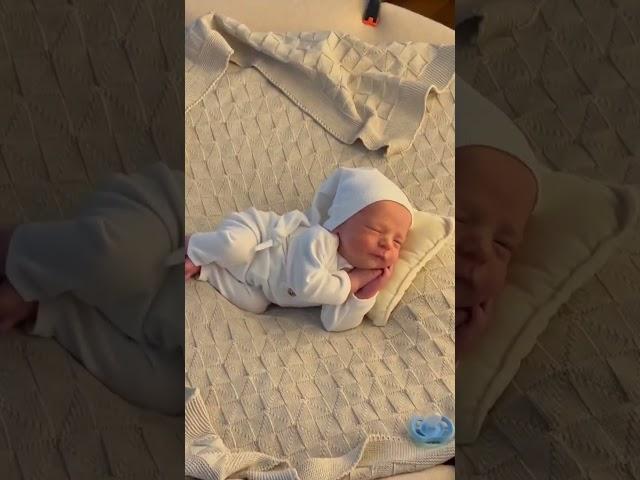 МАЛЫШ МИЛО УЛЫБНУЛСЯ :)