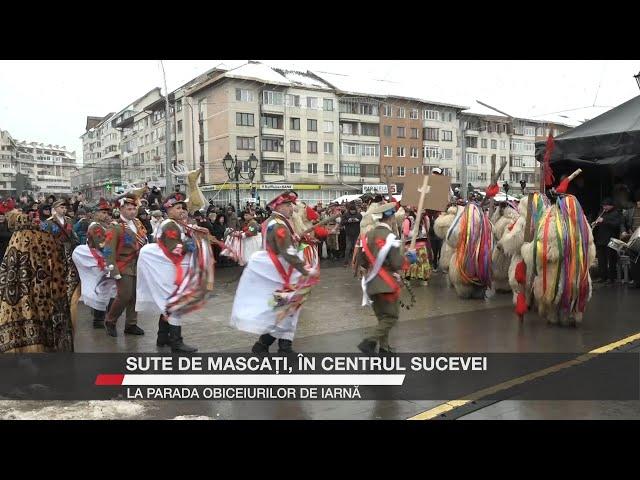 Sute de mascați, în centrul Sucevei, la parada obiceiurilor de iarnă