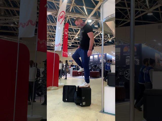 Топтание ногами по Zubrcase на мотовыставке