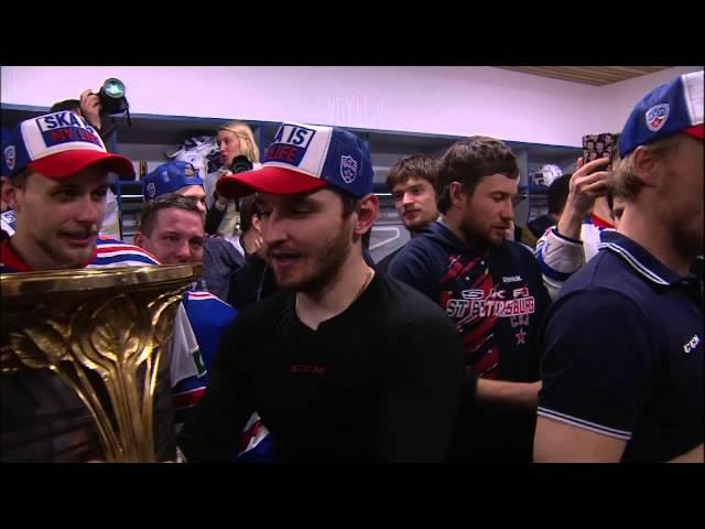 Вячеслав Быков делит радость победы с фанатами СКА / Slava Bykov et les tifos de SKA