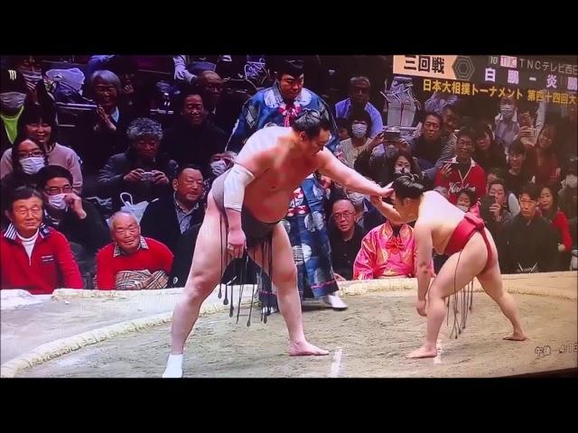 Самый маленький из борцов сумо побеждает непобедимого чемпиона. Smallest top sumo wrestler takes..