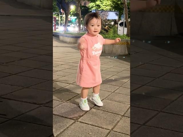 2歲寶寶的舞歩（自帶BGM） #典典寶寶 #babygirl #babydance