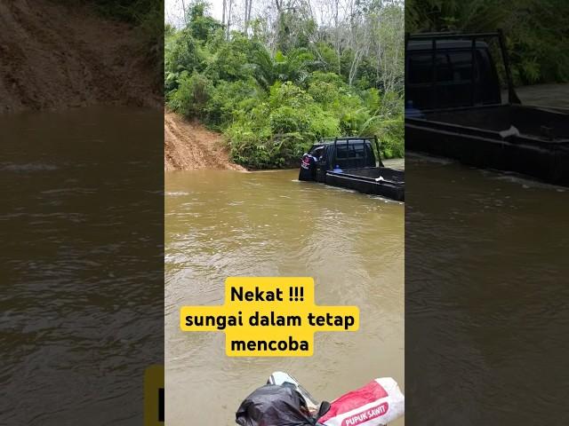 Mobil tetap Nekat saat kondisi sungai dalam