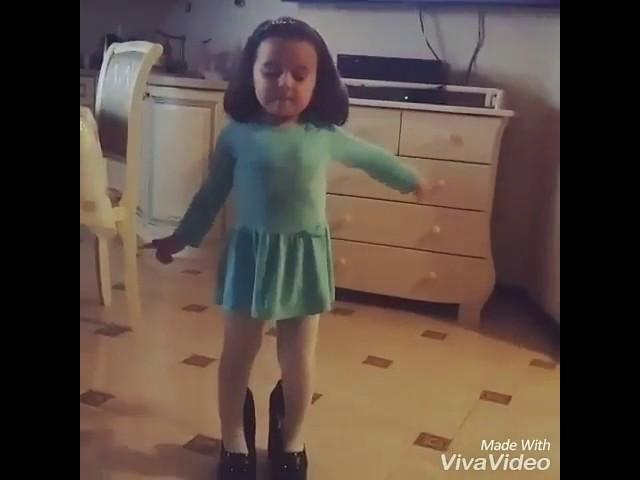 Девочка танцует под песню Вите надо выйти.
