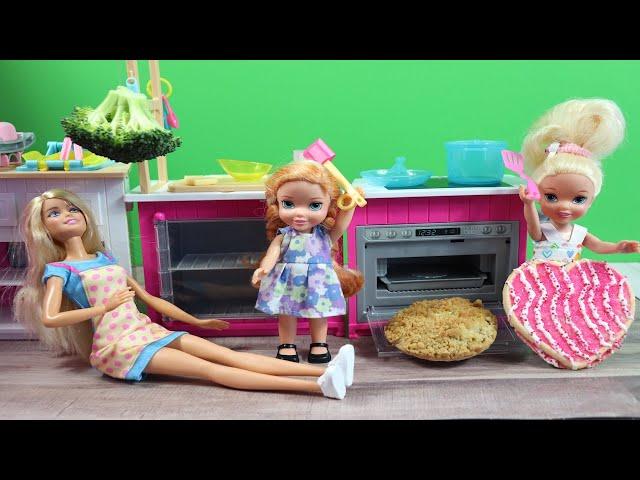 Barbie's MAGICAL Kitchen: Elsa and Anna Toddlers' GIANT Dancing Food Adventure