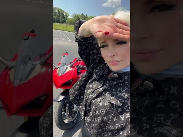 #katyaalmaz    #ducatipanigalev4s  Katya Almaz motogirl