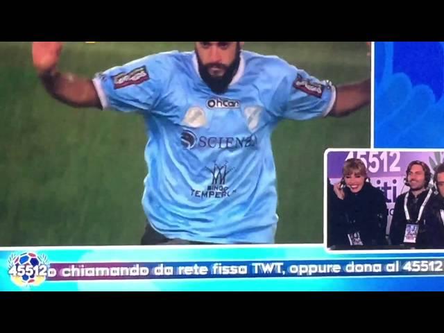 Tifoso tenta di fare un SELFIE con MARADONA e poi bacia TOTTI invasione di campo Partita della Pace