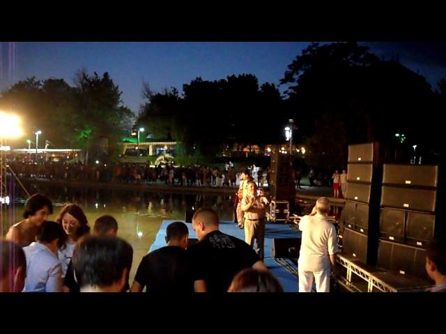 Armenian national dance in the center of Yerevan 2