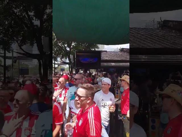 BAYERN MÜNCHEN FANS IN HOUSTON  Wir singen und tanzen auf jedem Fußballplatz,   ei