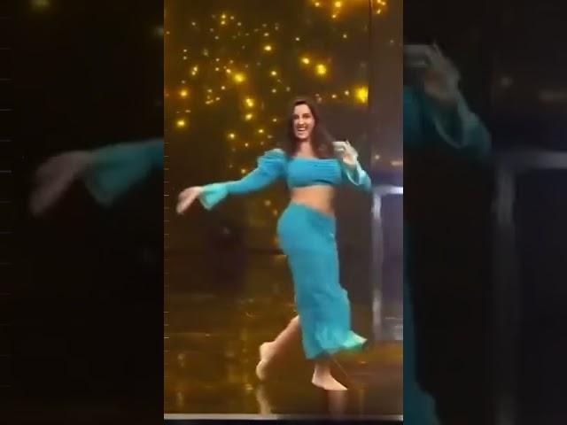 NORA FATEHI DANCES TO DILBAR (AMAZING BODY MOVEMENT !)