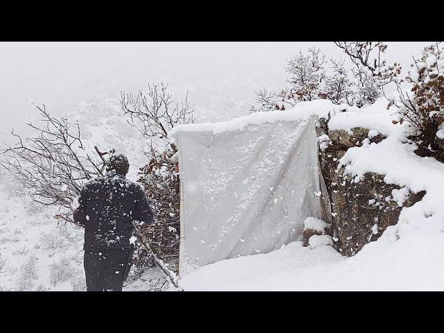 Easy shelter construction with a tarpaulin tent on the edge of the cliff ,snowstorm, survival