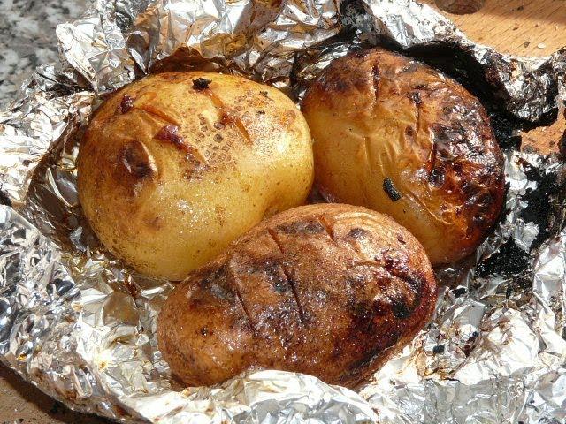 Grilled potatoes / How to bake potatoes in the grill.