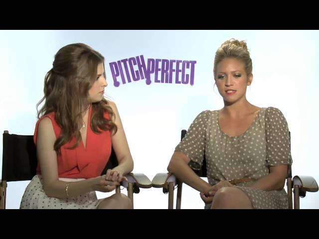 Actresses of Pitch Perfect talk to reporter Fabio Borges