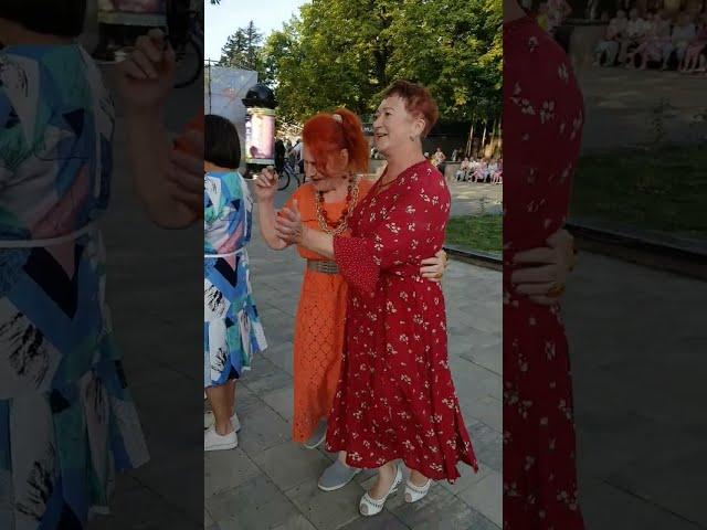 240721 Танцы Песня Цыгане едут табором живут Жители Орла поют танцуют гармонь парк фонтан город Орёл
