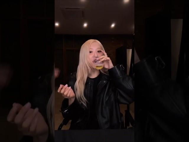 Rosé teaching us how to play APT.  #rose #brunomars #apt #rosé_bruno_apt#shorts#collab#mv#trending