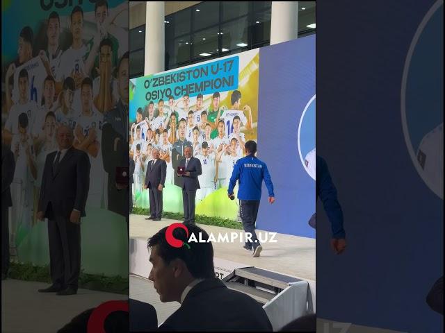 Prezident farmoniga ko‘ra, futbolchi va murabbiylarga unvon hamda medallar topshirilmoqda