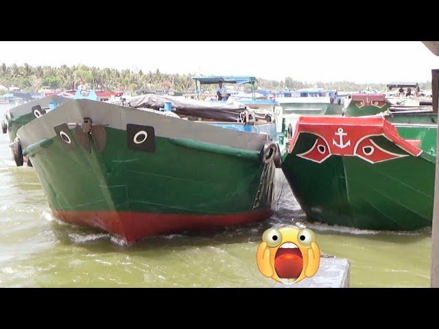 [776] Barges and steel boats compete to enter the dam gate very dramatically