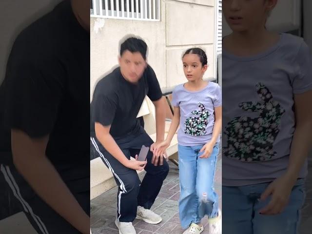طفلة ضربت يدها على البنت وطلبت منها النجدة والانقاذ ولكن مافعلته البنت وأبيها كان صدمة كبيرة!!