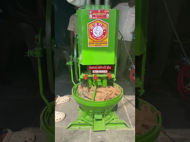 Mirchi Kandap Machine // 3 Hammer Gajraj Mirchi Pounding // #mirchipowder #kandap #kolhapur #beed