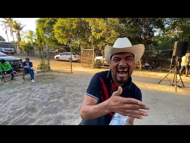 SORPRENDE EL TARÁNTULA DE LA SIERRA CANTANDO EN EL FESTIVAL DEL QUESO EN SANALONA