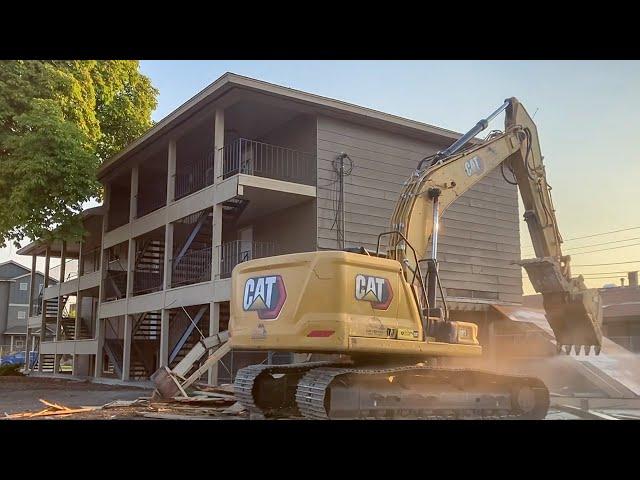 Caterpillar Excavator Demolishes 3-Story Apartment Building