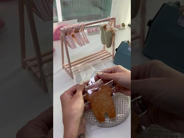 Cute way to display ur cookies! 3d printed the rack and hangers  #cookies #cookiedecorating #craft