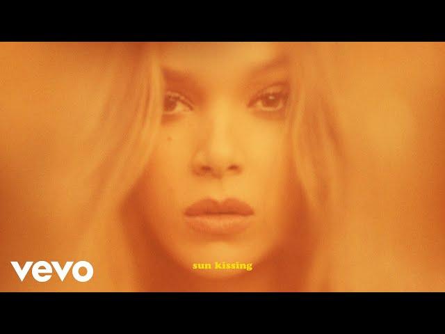 Hailee Steinfeld - SunKissing (Lyric Video)