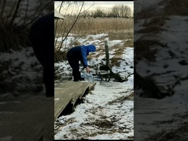 Зимой в деревню за водой на родник