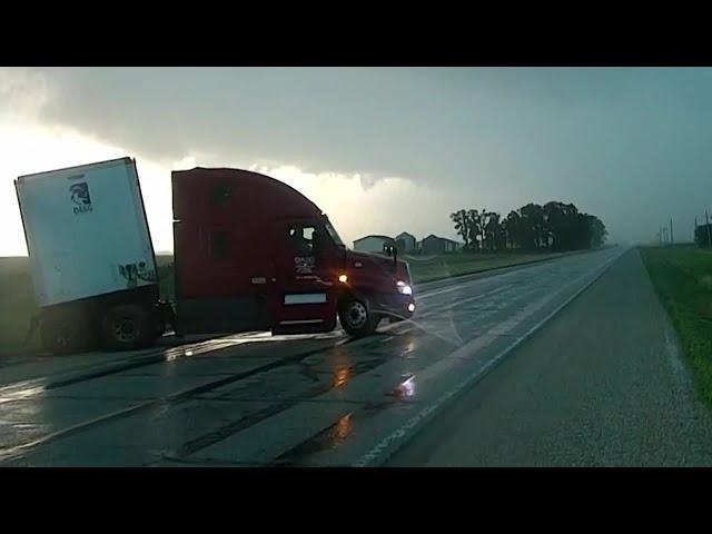 Strong winds cause semi-truck to Jack-knife in Iowa