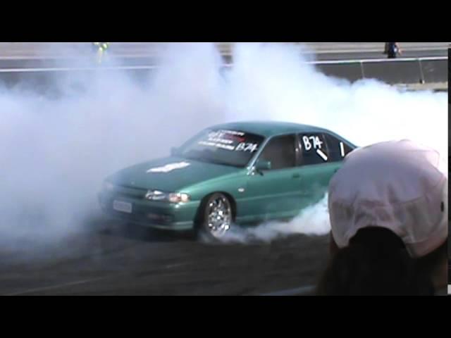 15 MONSTER HOLDEN V8 VP COMMODORE BURNOUT AT AUSTRALIA DAY BURNOUTS WSID 25 1 2015