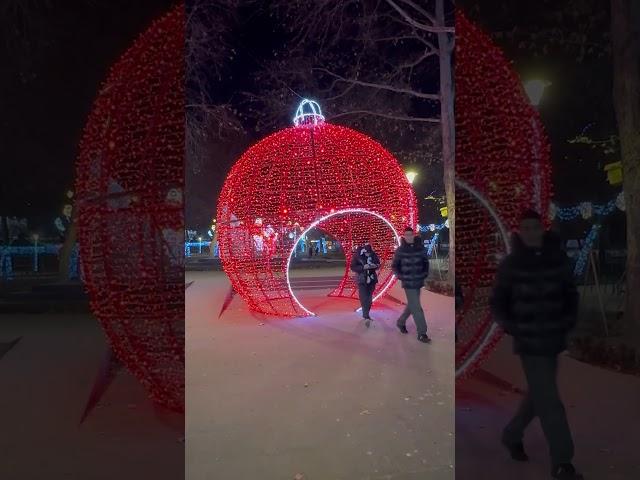 Все горит и светится: центральный парк Еревана украсили к Новому году и Рождеству