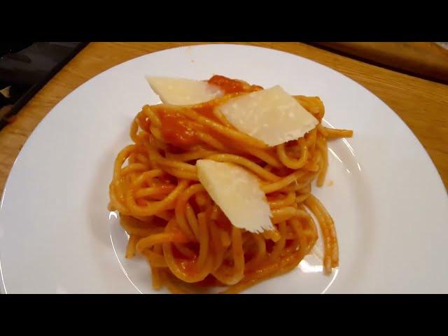 Spaghetti al sugo e Rock and Roll by Vito Chef (Italia) ASMR - very easy sauce recipe