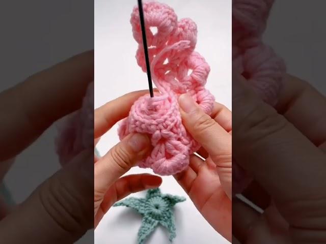 Crocheted rose flower assembly