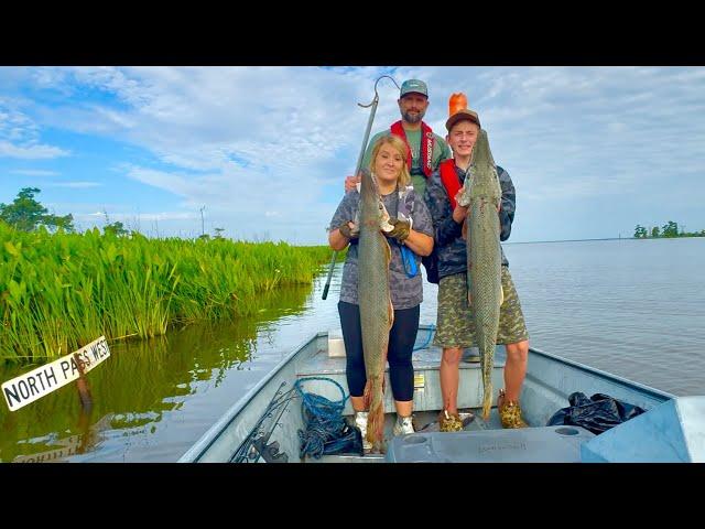 Alligator Gar Fishing with Jug Lines and Giant Baits