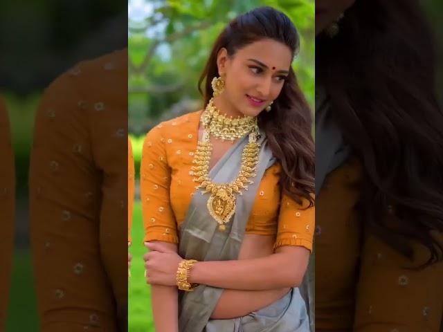 EricaFernandes looks incredibly beautiful in this silver saree and absolutely gorgeous jewelries️