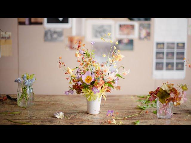 Arranging flowers in complementary colours - Vinca vine for the first time!