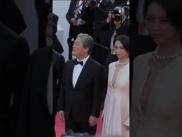 Park Hae-il, Park Chan-wook and Tang Wei pose on the red carpet at the premiere of #DecisionToLeave