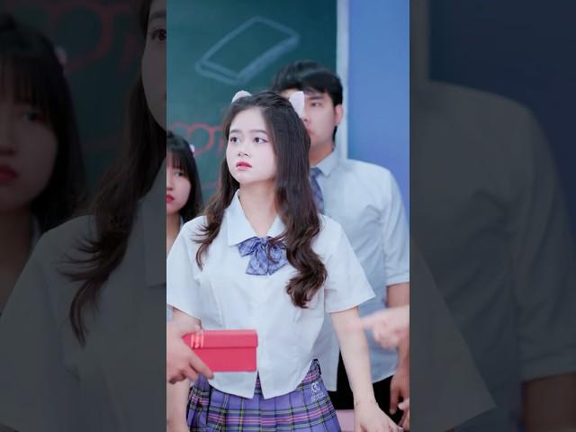 Inside the gift box… was a trap! #lilymeow #lilymiumiu #couplegoals #schoolcrush #schooldrama