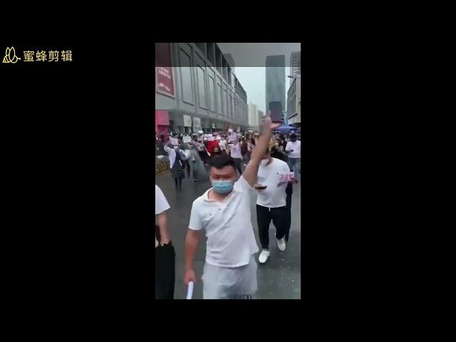 中国监狱450:上海七浦路商户游行要退租!被警察暴力镇压!疫情下的民众难以生存,发出正当的要求,确被剥夺宪法赋予的游行结社基本权利(220613.10)