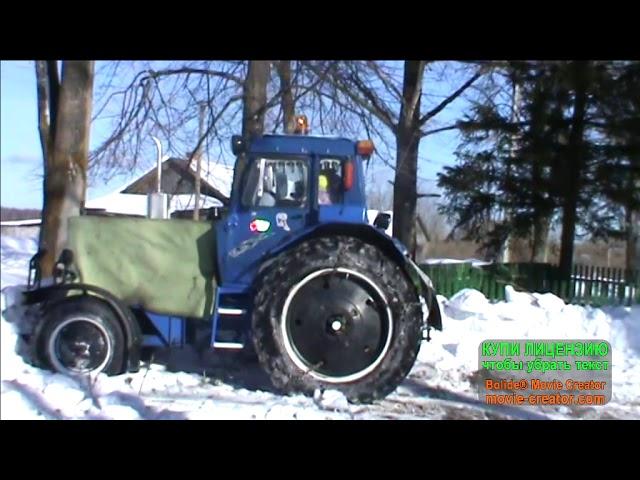 убираем снег от дома.