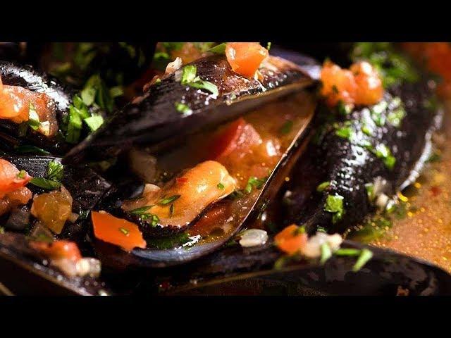 How to Cook Mussels - Steamed Mussels with Garlic White Wine Sauce