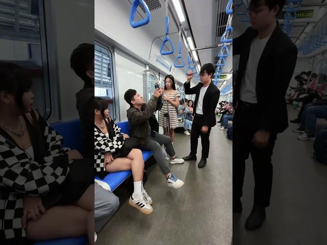 Help the girl get a seat on the train [CONDA NGUYEN] #condanguyen #kindness #goodman #help #respect