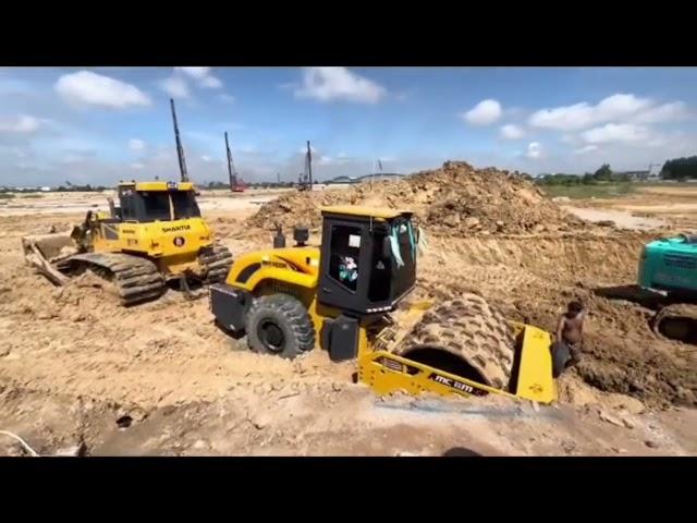 Roller stuck in mud recovery help SHANTUI Bulldozer